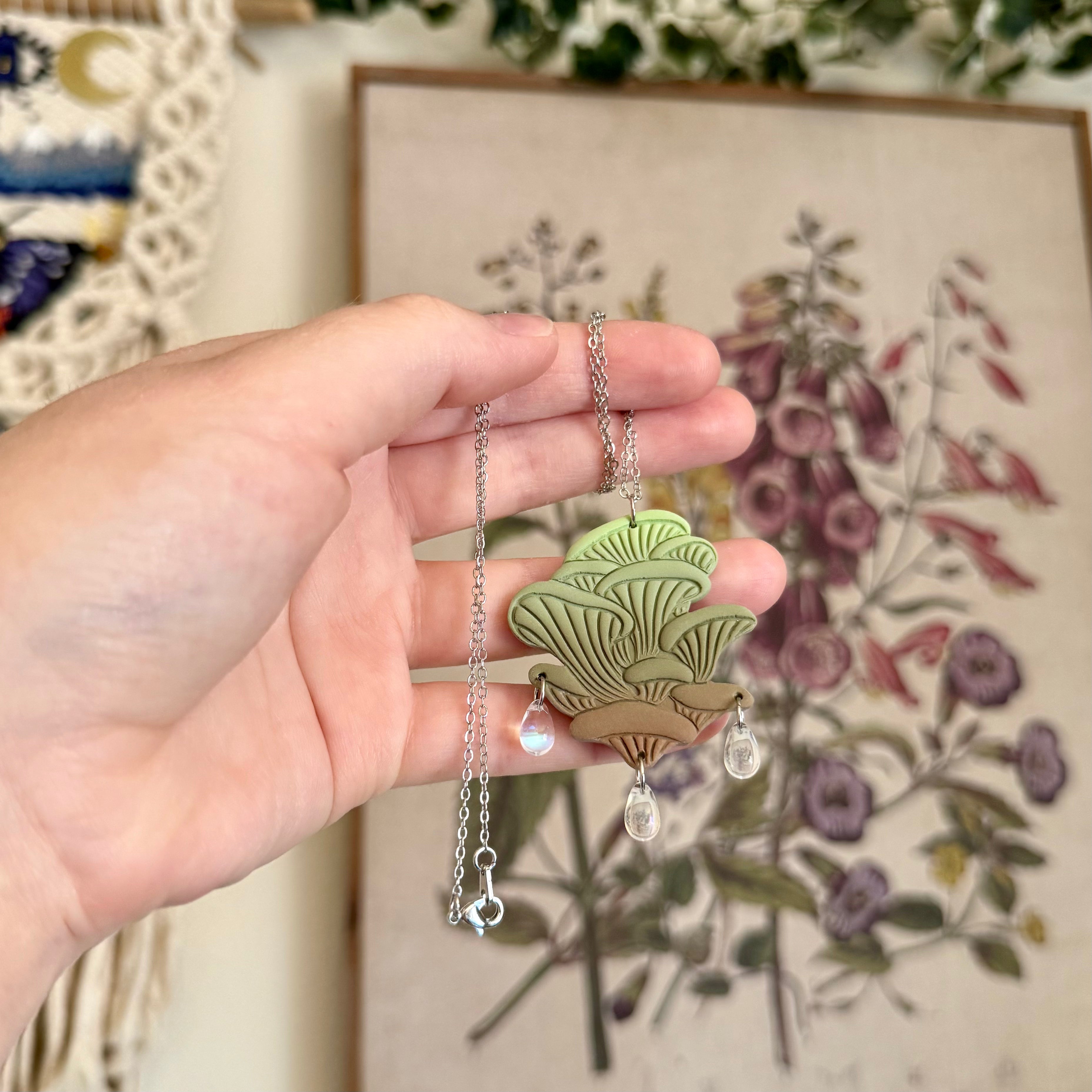 Oyster Necklace in Cottage Moss